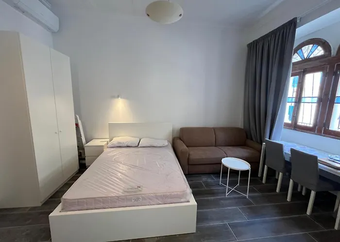 아파트 Ground Level Flat